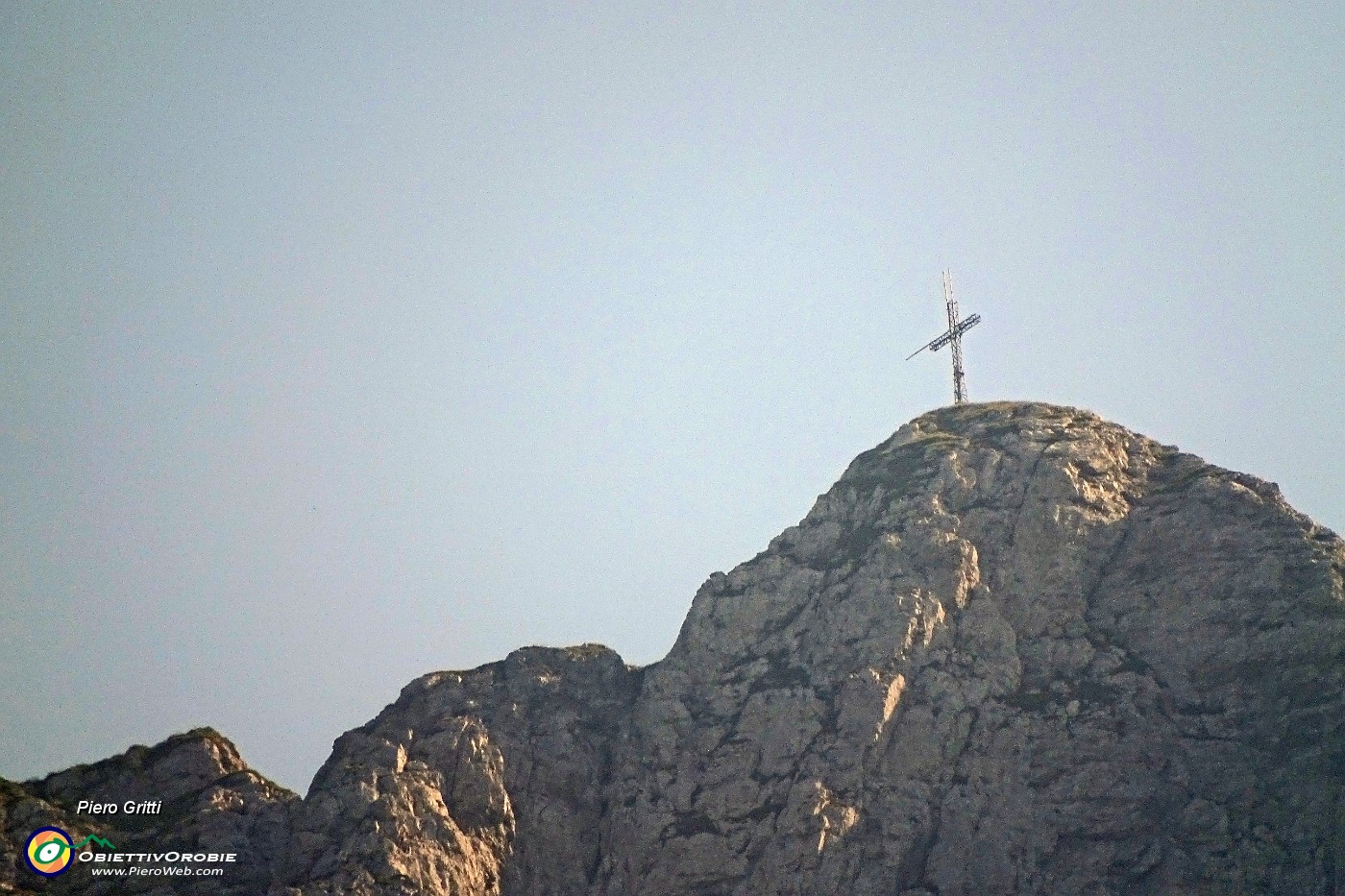 98 Monte Secco, la cima con la croce da poco salita .JPG -                                